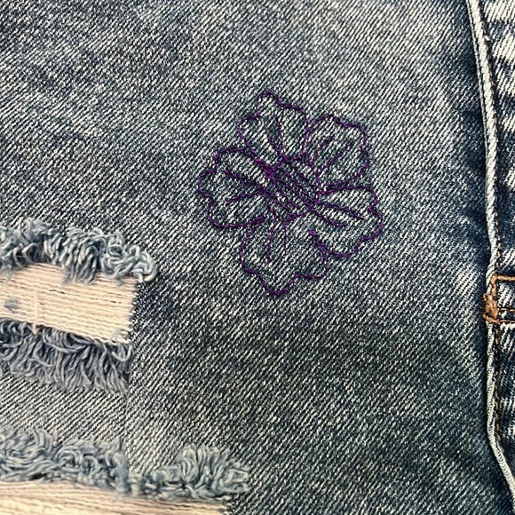 TIMAELTOWN distressed flower jeans 9 - Picture 5 of 10